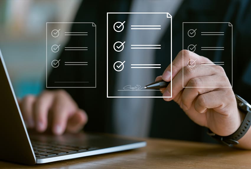 Persoon tekent digitaal een checklist op een laptop, met transparante checklistsymbolen in beeld.