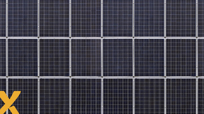 Close-up van meerdere zonnepanelen in een strak patroon.
