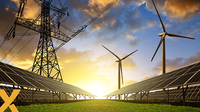 Hoogspanningsmast, windmolens en zonnepanelen bij een kleurrijke zonsondergang