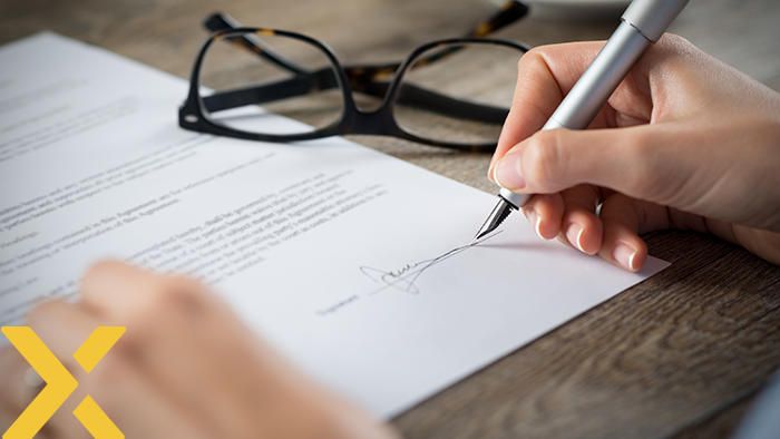 Persoon ondertekent een contract met een pen.
