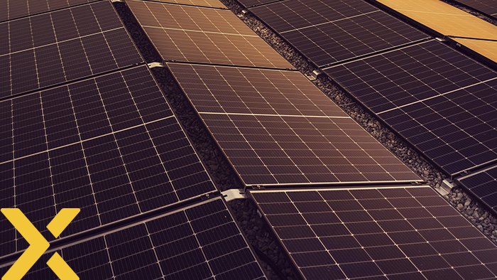 Close-up van meerdere zonnepanelen die in rijen zijn geplaatst op een plat dak