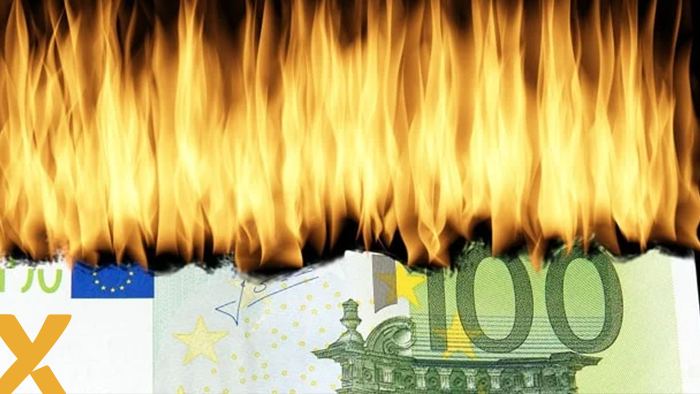 Vlammen die bovenop brandende eurobiljetten dansen, symbool voor hoge kosten en geldverspilling.