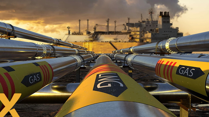 Gasleidingen met LNG-markering leiden naar een groot schip in een industriële haven bij zonsondergang, symbool voor internationale gasleveringen.