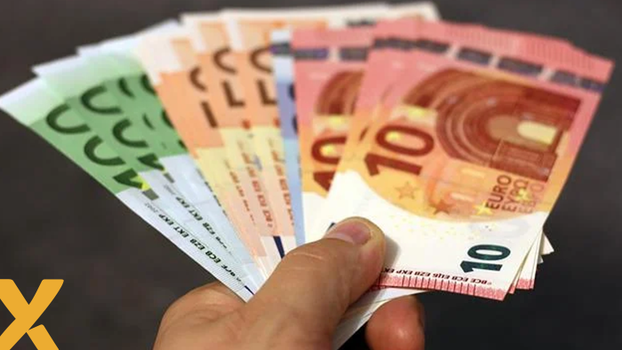 Hand die een waaier van verschillende eurobiljetten vasthoudt, symbool voor financiën en betalingen.