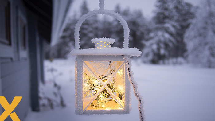Sneeuwbedekte lantaarn met warm licht in een winterlandschap, symbool voor energievoorziening in koude maanden.