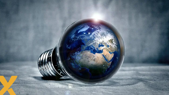 Gloeilamp met daarin een afbeelding van de aarde, symbool voor wereldwijde duurzaamheid en energiebewustzijn.
