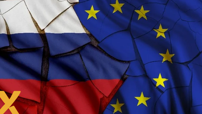 Gedeelde en gebarsten vlaggen van Rusland en de Europese Unie als symbool voor spanningen en breuklijnen in de energie- en politieke relaties.