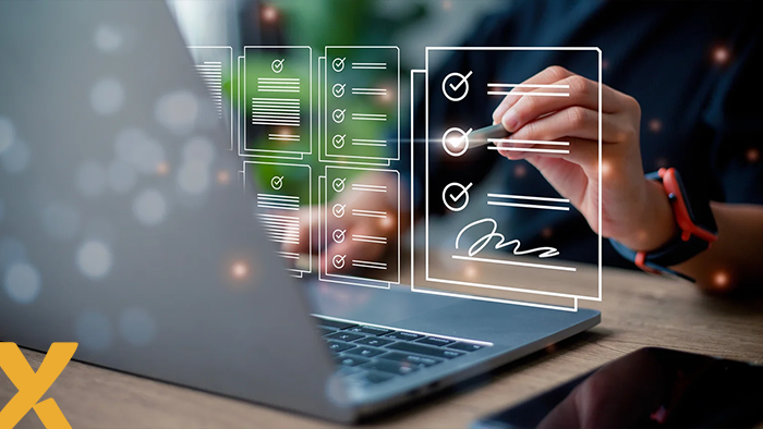 Persoon werkt op een laptop met digitale checklist en handtekeninginterface als holografische overlay, symbool voor online formulieren of digitale contracten.
