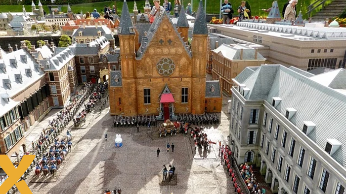Miniatuurweergave van het Binnenhof met Ridderzaal en Prinsjesdag-optocht in Madurodam.