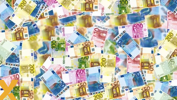 Verspreide eurobiljetten in verschillende coupures als symbool voor financiële compensatie of subsidies.