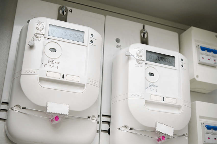 Twee digitale slimme energiemeters gemonteerd in een meterkast, gebruikt voor het nauwkeurig registreren van elektriciteitsverbruik.