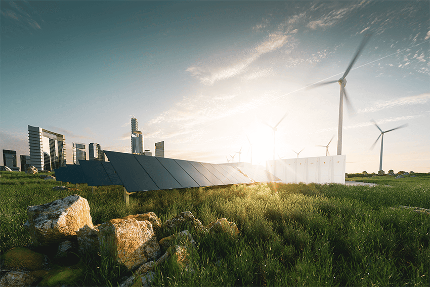 Zonnepanelen en windturbines in een groen landschap met een moderne stad op de achtergrond, symbool voor de energietransitie naar duurzame zakelijke energie.