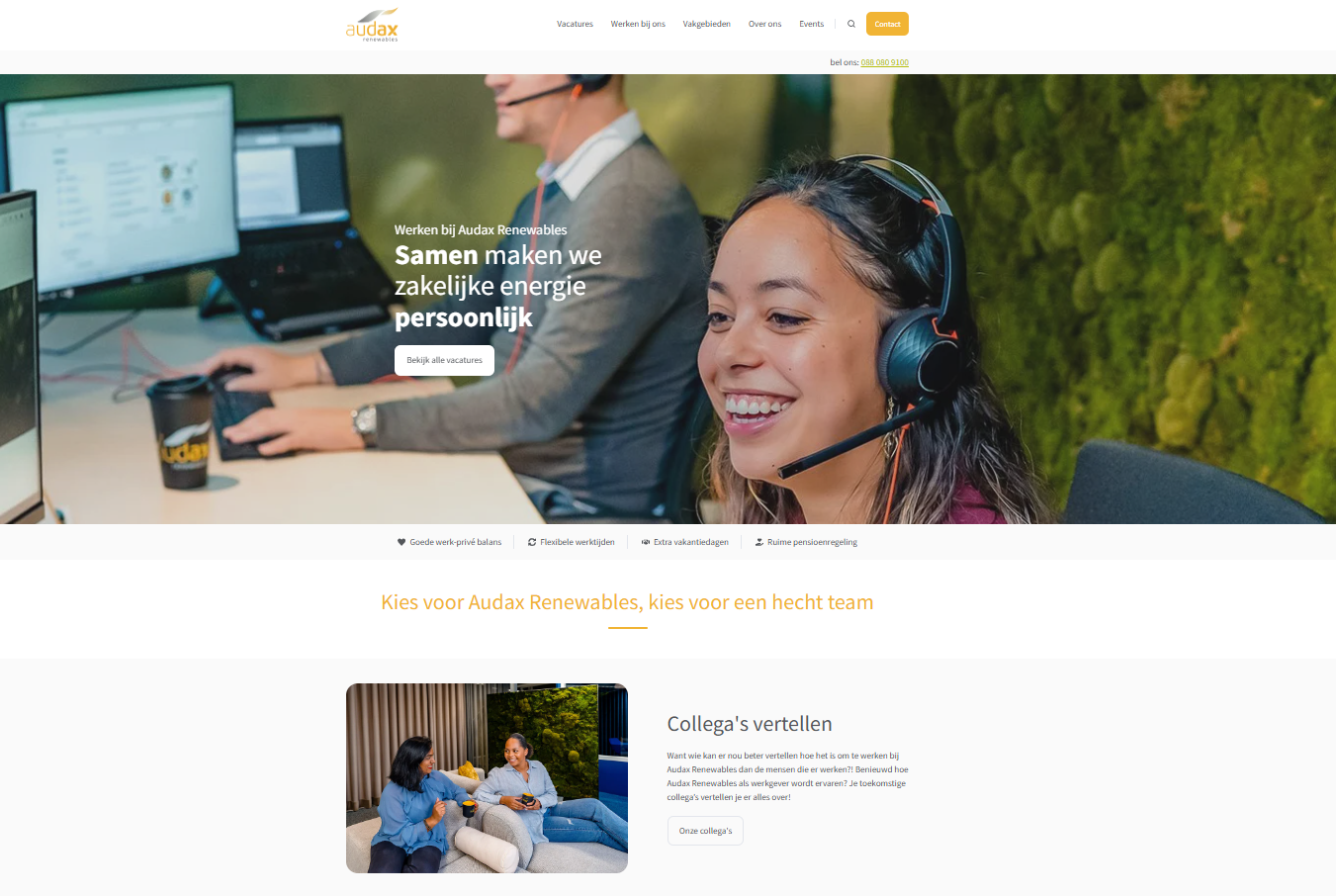 Screenshot van de ‘Werken bij Audax Renewables’-webpagina met een grote bannerfoto van een lachende vrouwelijke medewerker met headset op, zittend in een modern kantoor. De tekst op de banner luidt: ‘Samen maken we zakelijke energie persoonlijk’. Onder de banner staan voordelen van werken bij Audax, zoals een goede werk-privébalans en flexibele werktijden.